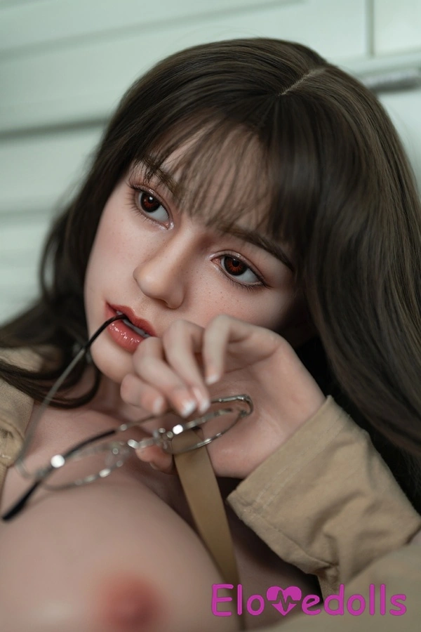 Αμερικανική κούκλα σεξ με γκρίζα μάτια, μελαχρινή, μικροκαμωμένη, λεπτομέριες, προβολή 9